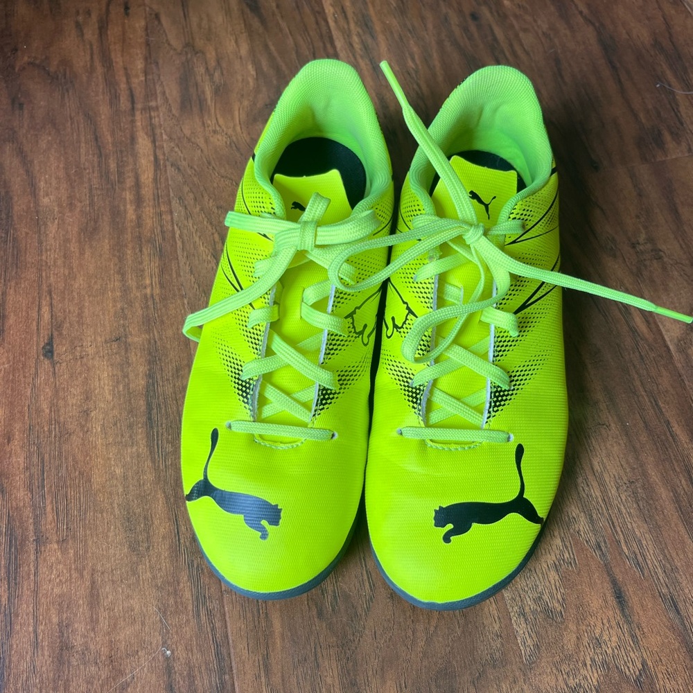 Puma Attacanto Lemon Lime Yellow Soccer Cleats Big Kids Size 6